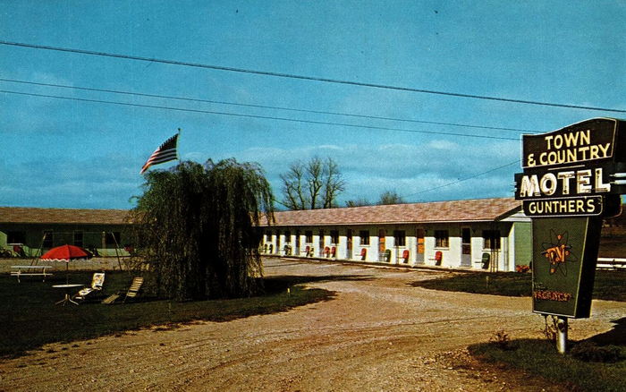 Town & Country Motel (Town and Country Motel, Windward Motel) - Vintage Postcard (newer photo)